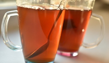 Babcia często parzyła na jesienne przeziębienie. Działa przeciwgorączkowo, przeciwzapalnie i wzmacnia odporność