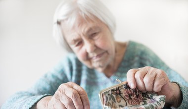 Babcia darowała pieniądze, przelew zrobiła matka. Fiskus tłumaczy, czy należało zapłacić podatek