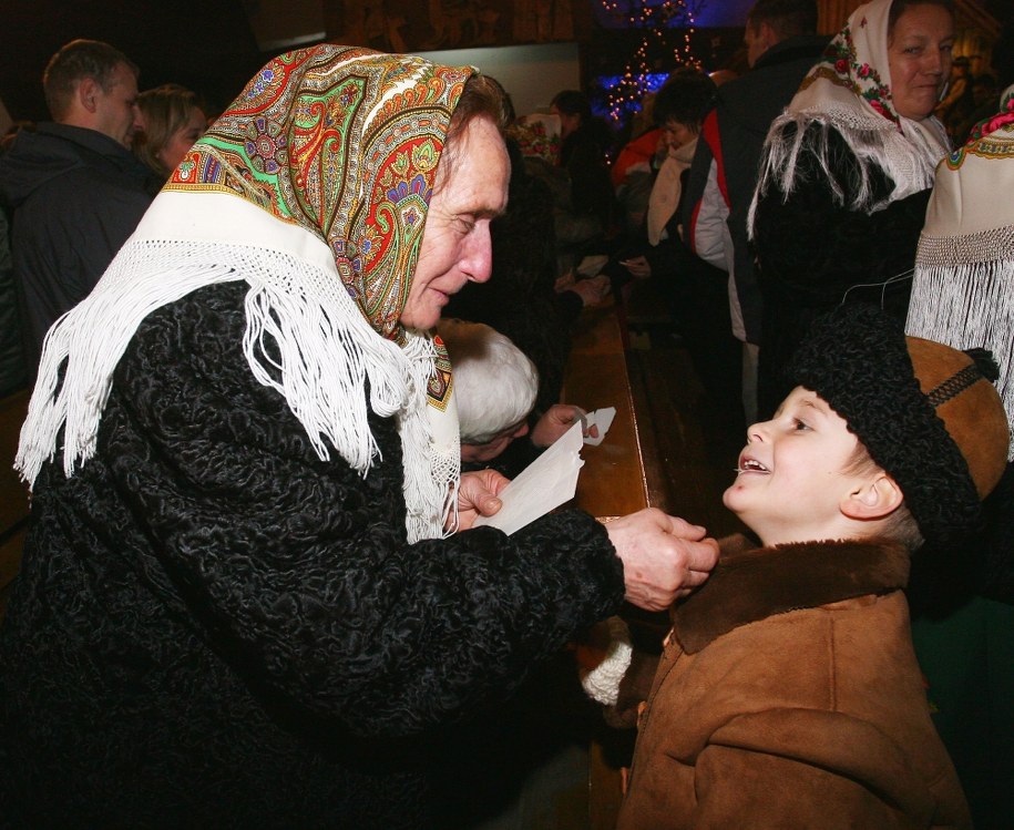 Babcia dzieli się opłatkiem z wnuczkiem, zdjęcie archiwalne / 	Grzegorz Momot    /PAP