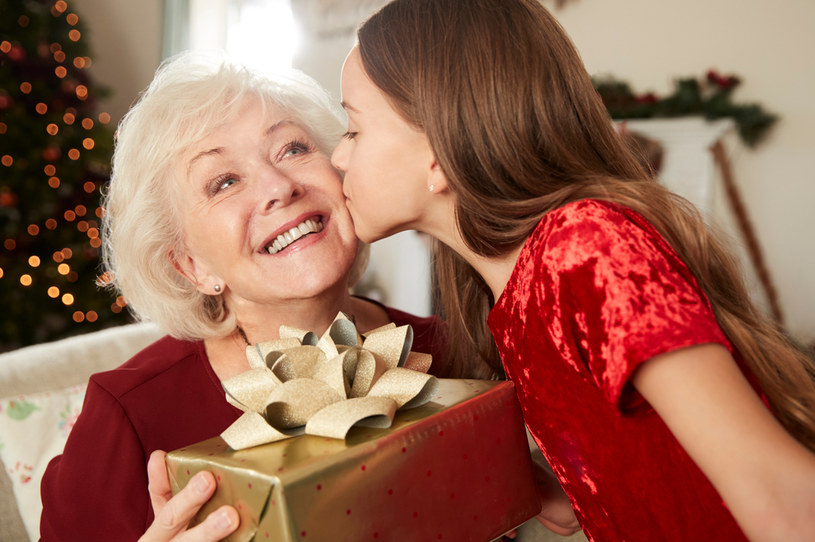 Babcia na pewno ucieszy się z bożonarodzeniowych życzeń /123RF/PICSEL