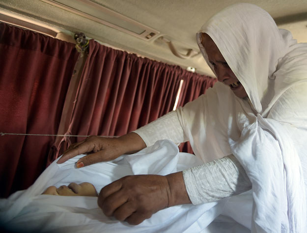 Babcia opłakuję zamordowaną Marię Abbis /AAMIR QURESHI /AFP