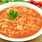 Babcia zawsze dodawała do pomidorowej. Jej smak jest niepowtarzalny, moje dzieci uwielbiają