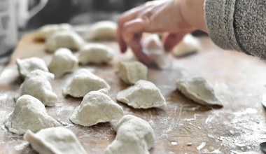 Babcia zdradziła mi, jak robi swoje popisowe ciasto na pierogi. Ten składnik zaskakuje