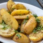 Babcie dodawały do ziemniaków i parzyły herbatkę na odprężenie. Obniża cukier i pomaga w odchudzaniu