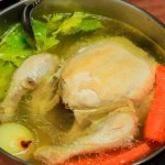 Babcie zawsze dodawały do rosołu. Rzadko używamy, choć jest dobry na żołądek i nerki