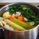 Babcie zawsze wrzucały kawałek do rosołu. Bulion był klarowny, złocisty i miał wyrazisty smak