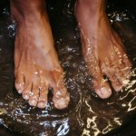 Babcina mikstura za 3 zł wygładzi stopy lepiej niż drogi pedicure. Kremy idą w odstawkę