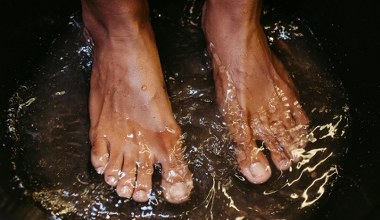 Babcina mikstura za 3 zł wygładzi stopy lepiej niż drogi pedicure. Kremy idą w odstawkę