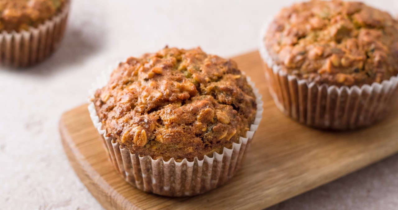 Babeczki z płatków owsianych z dodatkiem cynamonu / olepeshkina /123RF/PICSEL