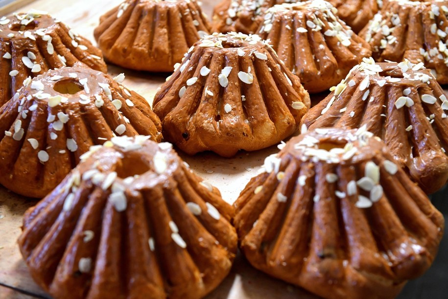 Babki cytrynowe ozdobione posiekanymi migdałami /Darek Delmanowicz /PAP