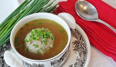 Бабусі завжди клали шматочок у бульйон. Він ставав прозорим, золотистим і виразним на смак