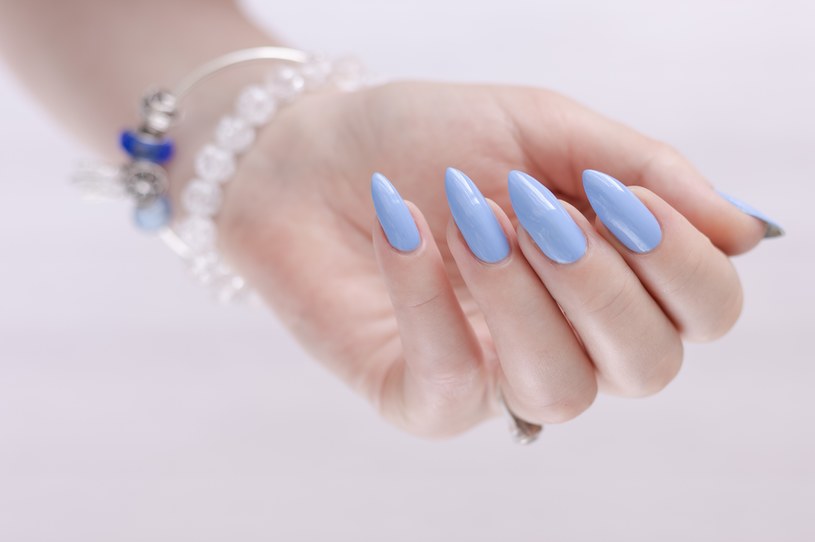 Baby blue nails to świetny pomysł na wiosenny manicure /123RF/PICSEL