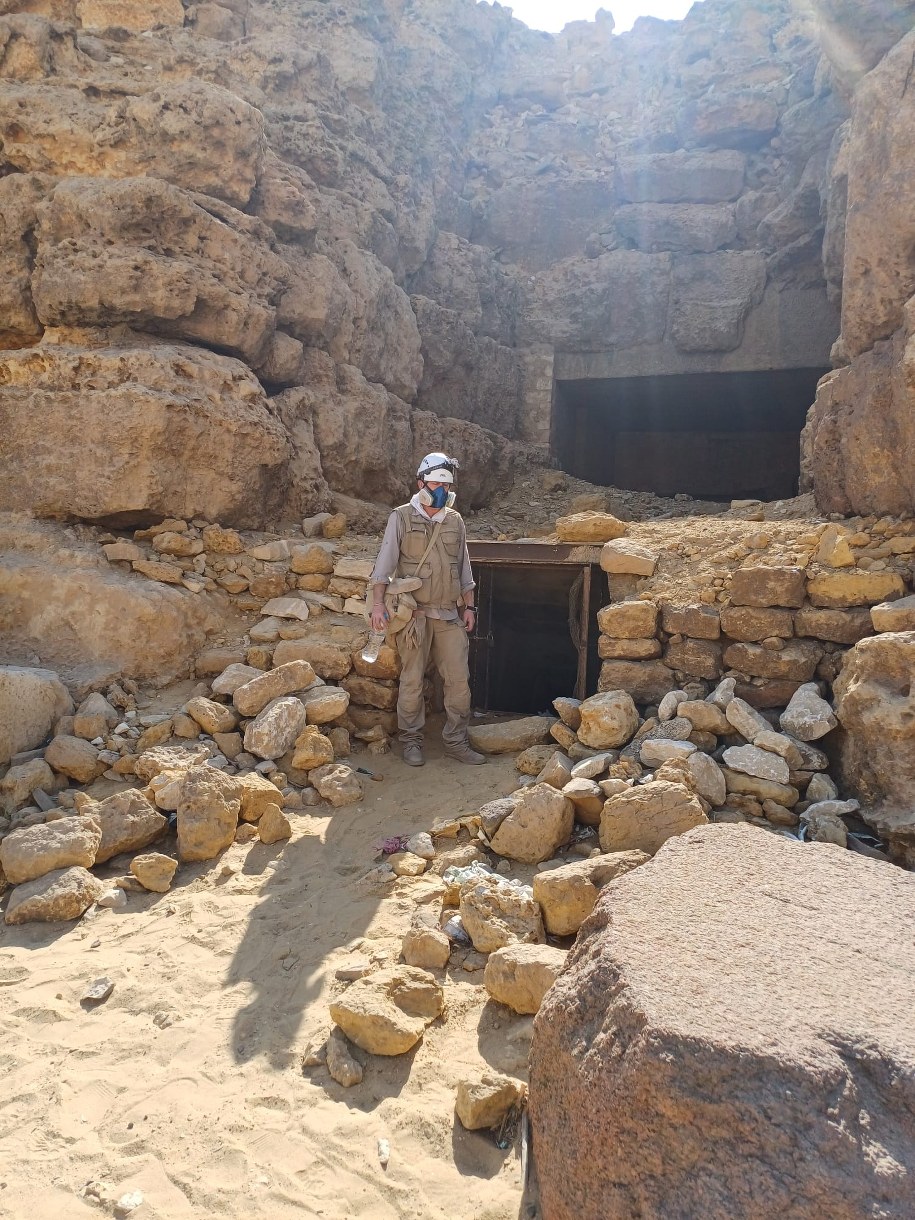 Badacz przed wejściem do mastaby /IKŚiO PAN /Materiały prasowe