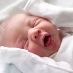Badacze apelują: noworodki powinny spać wyłącznie na plecach