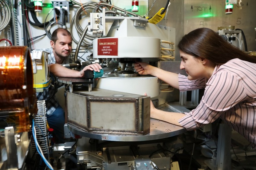 Badacze Oak Ridge National Laboratory poszukiwali lustrzanych neutronów. Ich znalezienie oznaczałoby, że istnieje cały "zwierciadlany Wszechświat" /Genevieve Martin/ORNL, U.S. Dept. of Energy /materiały prasowe