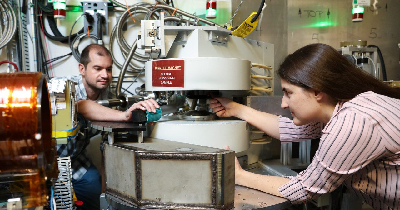 Badacze Oak Ridge National Laboratory poszukiwali lustrzanych neutronów. Ich znalezienie oznaczałoby, że istnieje cały "zwierciadlany Wszechświat" /Genevieve Martin/ORNL, U.S. Dept. of Energy /materiały prasowe