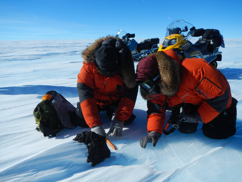Badacze przy meteorycie odkrytym na Antarktydzie /materiały prasowe