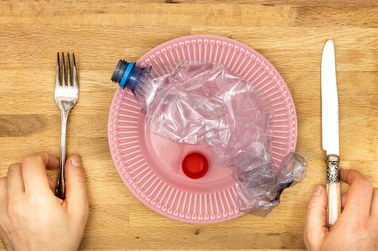 Badaczka: co tydzień zjadamy nawet 5 gramów mikroplastiku