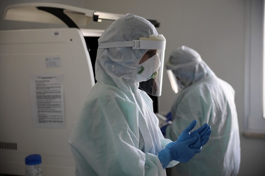 Badania pobranego materiału pod kątem możliwego zakażenia koronawirusem /Leszek Szymański /PAP