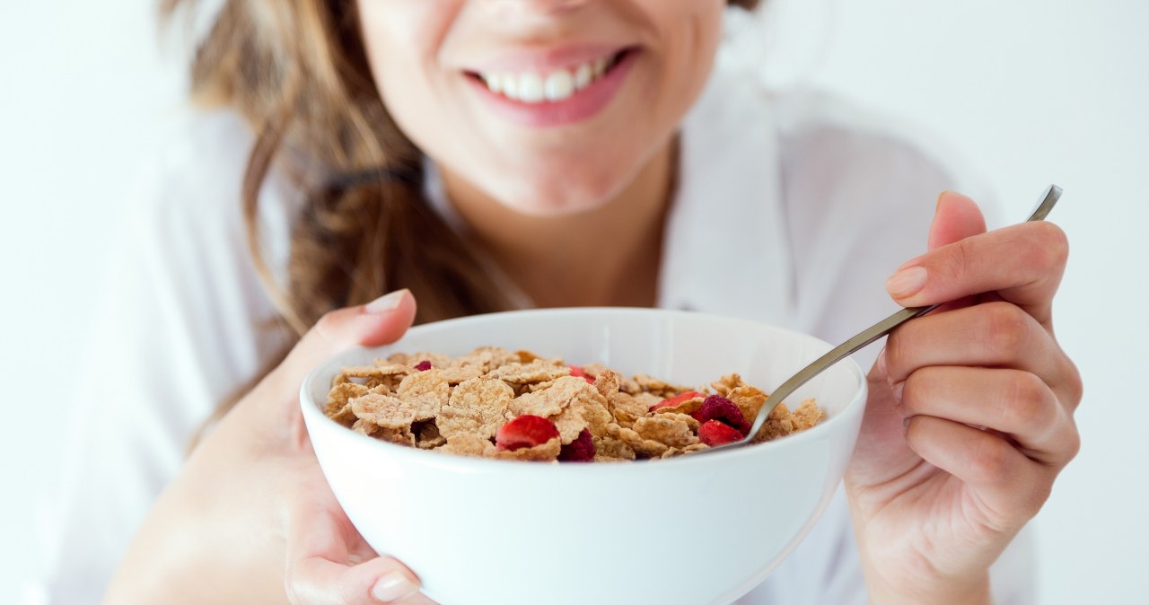 Badania pokazują, że każda godzina opóźnienia śniadania zwiększa ryzyko problemów zdrowotnych /123RF/PICSEL