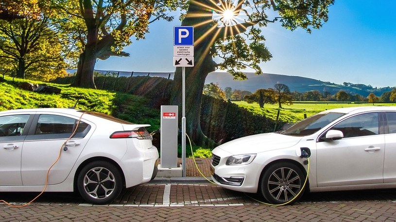 Badania pokazują, że więcej elektrycznych samochodów, to lepsza jakość powietrza /Geekweek