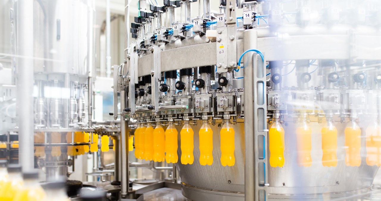 Badania pokazują, że związki uwalniane z butelek PET wchodzą w reakcję z kwasami soków pomarańczowego i cytrynowego /123RF/PICSEL