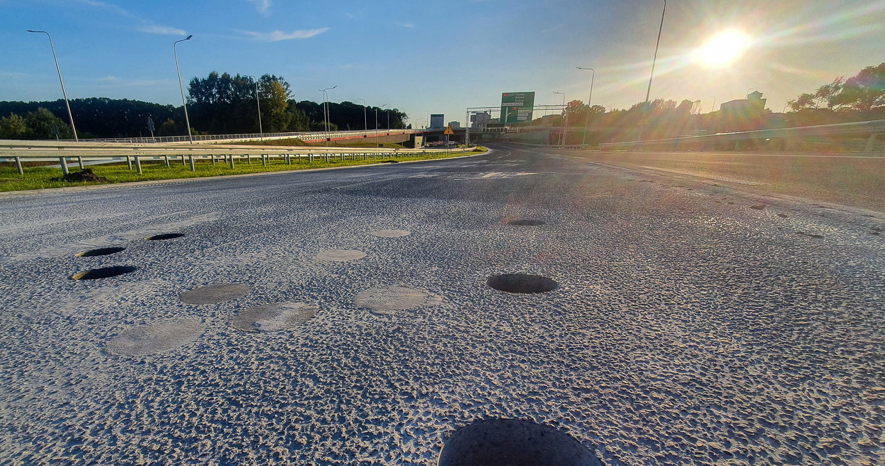 Badania polegają na wykonaniu odwiertów w betonowej nawierzchni /GDDKiA