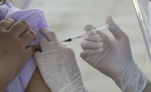 Badania: Skuteczność szczepionki Pfizera wyraźnie spada po 6 miesiącach