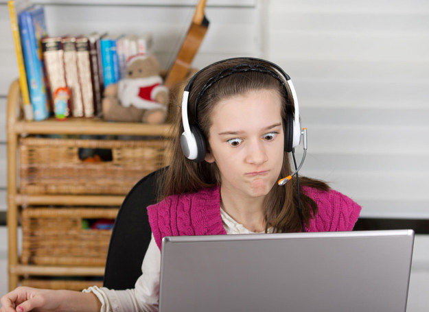 Badania wykazały, że najwięcej czasu w sieci spędzają dzieci "komputerowych" rodziców. /123RF/PICSEL