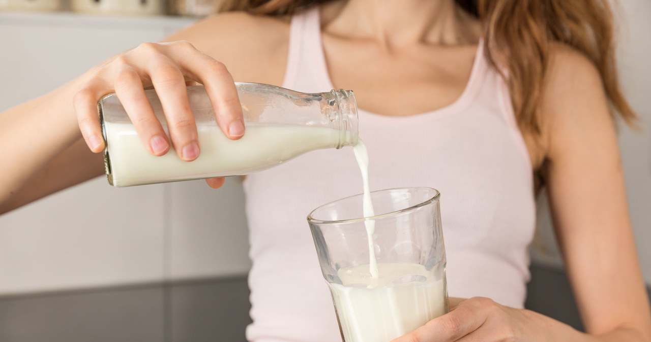 Badania wykazały, że osoby pijące przynajmniej jedną szklankę mleka dziennie były o 14 proc. mniej narażone na wystąpienie choroby niedokrwiennej serca, zawału i udaru mózgu /123RF/PICSEL