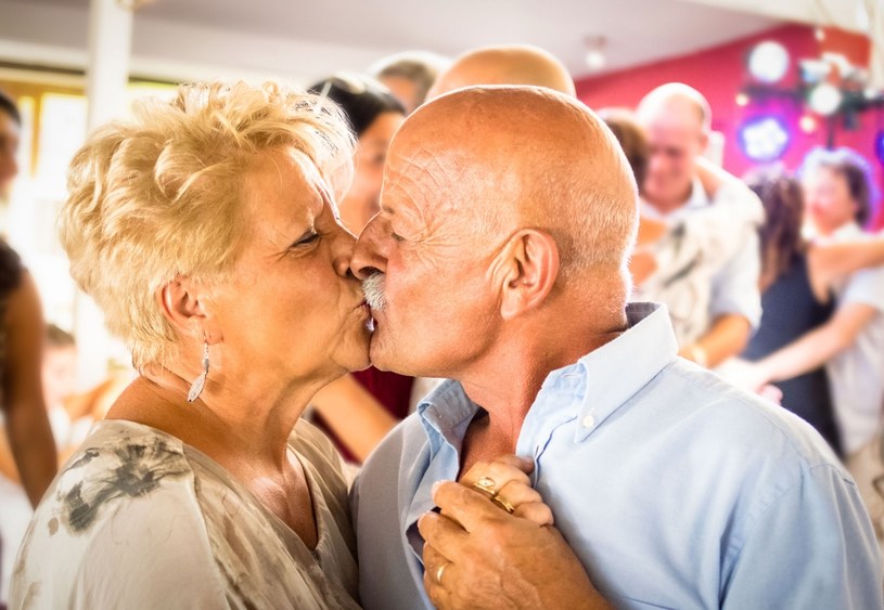 Badania z lat 90. wskazywały, że ludzie w związkach małżeńskich są szczęśliwsi /123RF/PICSEL