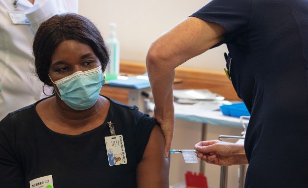 Badania z RPA: Skuteczność szczepionki Pfizera przeciw wariantowi 501Y.V2 słabsza aż o dwie trzecie