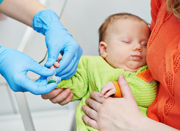Badanie CRP ułatwia decyzję o ewentualnym podaniu dziecku antybiotyku. /123RF/PICSEL