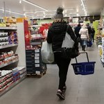 Badanie: Konsumenci nie wierzą w scenariusz spadku cen w sklepach dzięki obniżce VAT-u na żywność