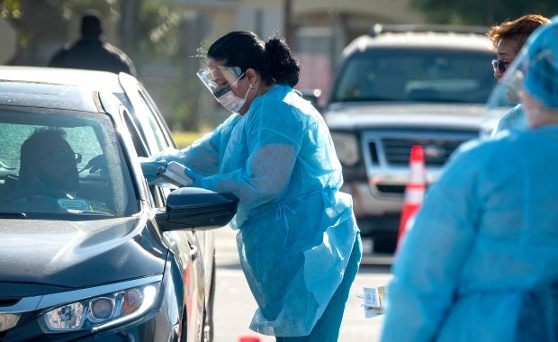Badanie na koronawirusa drive-through? Takie punkty powstały w USA