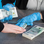 Badanie: Oceniono ryzyko zakażenia koronawirusem wskutek używania banknotów