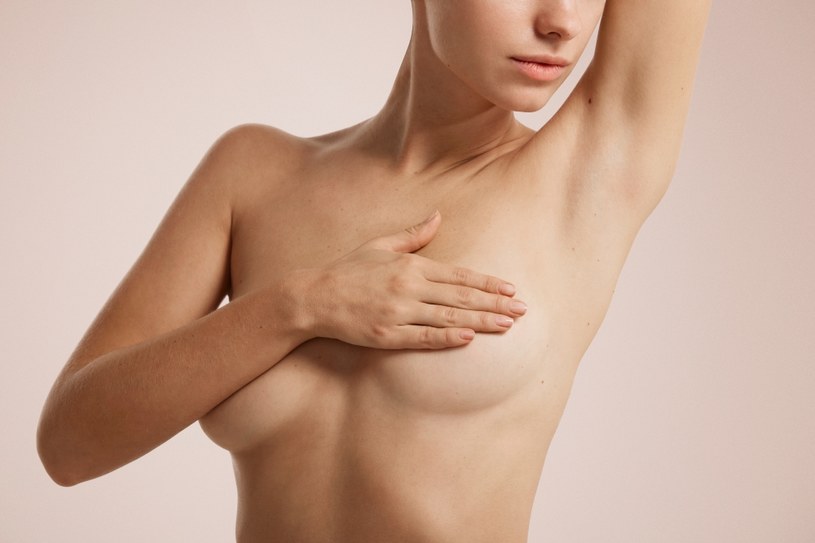 Badanie piersi warto wykonywać w różnych pozycjach /123RF/PICSEL
