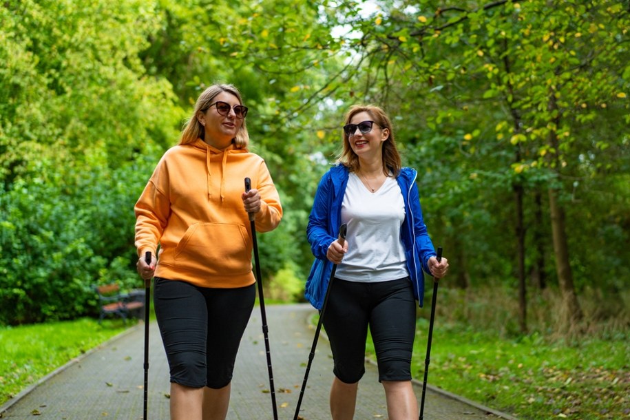 Badanie pokazuje, że dla naszego zdrowia istotna jest każda forma ruchu. Na zdjęciu: nordic walking. /Shutterstock