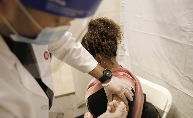 Badanie: Skutki uboczne częstsze przy mieszaniu szczepionek na koronawirusa