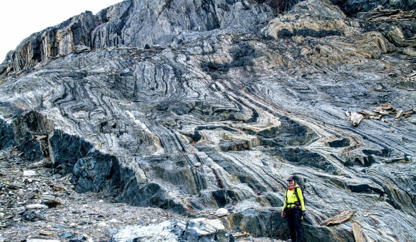 Badanie starożytnych skał w Grenlandii przyniosło zaskakujące wnioski na temat pola magnetycznego Ziemi. /phys.org, Claire Nichols /materiał zewnętrzny