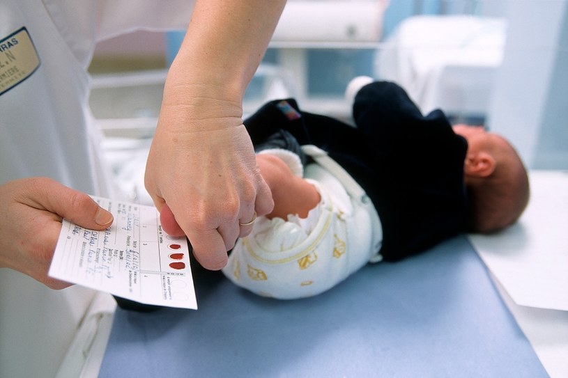 Badanie w celu wykrycia fenyloketonurii polega na pobraniu krwi dziecka na specjalną bibułkę /Getty Images