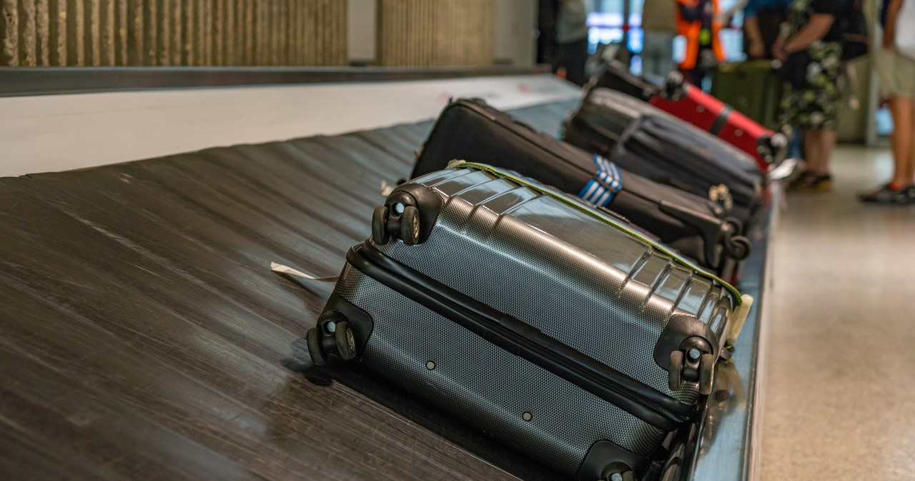 Bagaż rejestrowany po każdym locie samolotem ląduje na specjalnej taśmie. /123RF/PICSEL