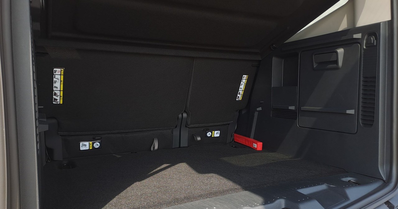 Bagażnik Forda Tourneo Courier oferuje, przy rozłożonej tylnej kanapie 1 188 litrów. Poprzez jej złożenie przestrzeń można powiększyć do 2 162 litrów. /Maciej Olesiuk /INTERIA.PL
