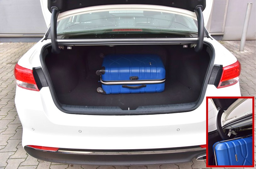 Bagażnik Kii ma nieduży otwór ładunkowy, ale sporą pojemność – 510 l. Niestety, zawiasy pokrywy bagażnika wnikają do środka i ograniczają funkcjonalność. /Motor