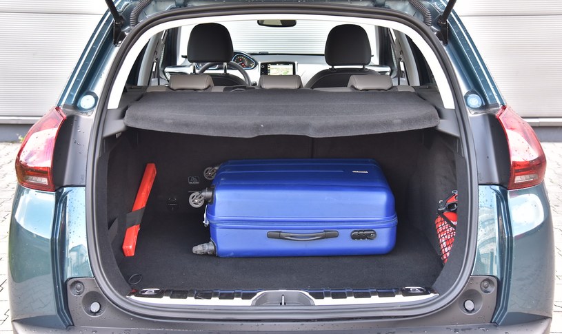 Bagażnik ma niski próg załadunku (63 cm nad ziemią) i niezłą pojemność (350-1194 l). /Motor