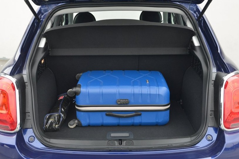 Bagażnik ma pojemność 245-910 l, ale w autach z zestawem naprawczym zamiast koła zapasowego rośnie do 350-1000 l. /Motor