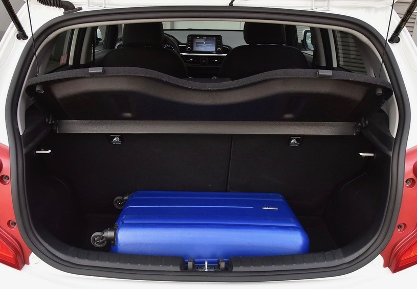 Bagażnik ma pojemność 255 litrów, składana asymetryczna kanapa nie wymaga dopłaty. /Motor