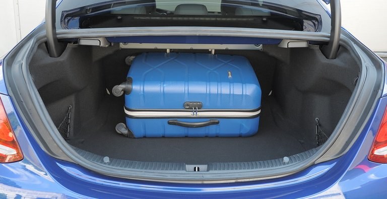Bagażnik ma pojemność 435 l, czyli o 55 l mniej niż w standardowej klasie C. /Motor