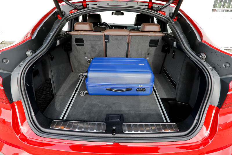 Bagażnik ma pojemność 500-1400 l. Oparcie kanapy: składane w proporcji 40:20:40. /Motor