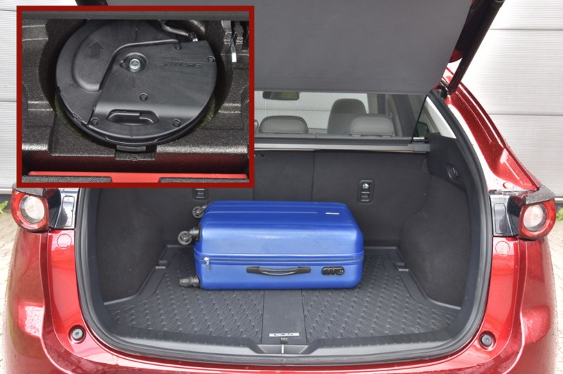 Bagażnik ma prawie 500 litrów pojemności – to wystarczy na wakacyjny wyjazd. Pod podłogą jeden z dziesięciu głośników systemu Bose. /Motor